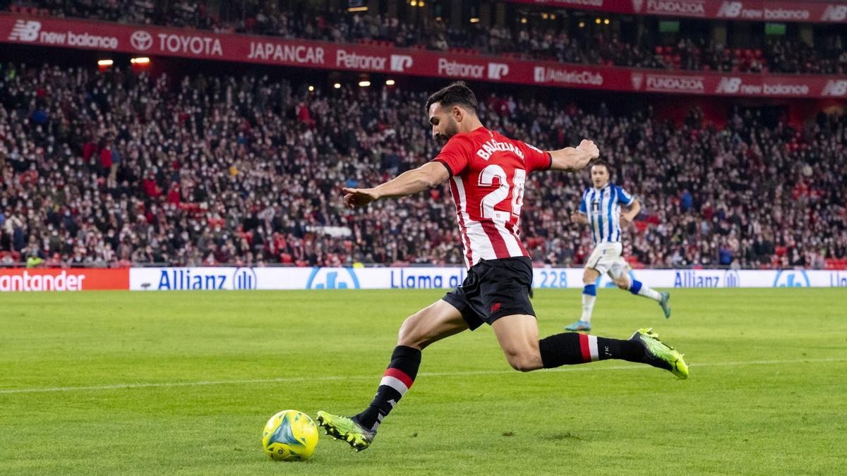 Mikel Balenziaga se dispone a centrar un balón en un derbi vasco entre Athletic Club y Real Sociedad.