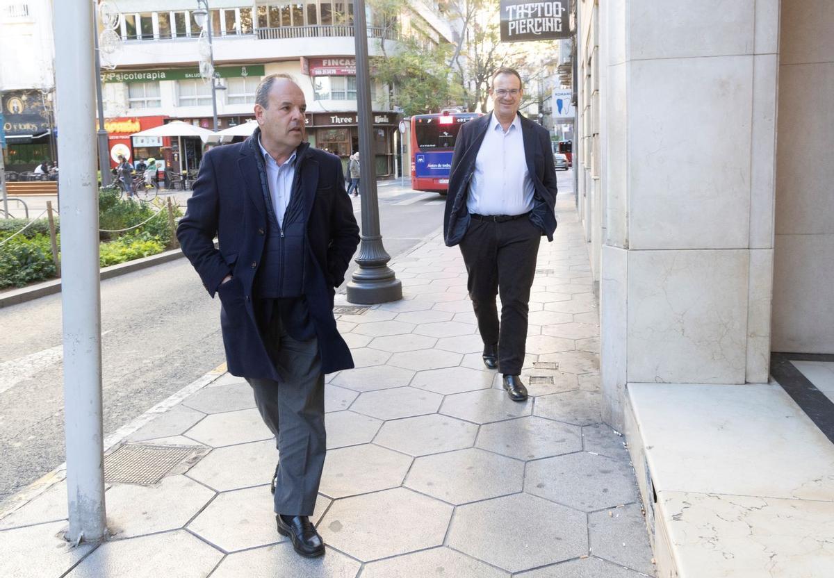 Carlos Baño a su entrada en un pleno de la Cámara de Comercio de Alicante.