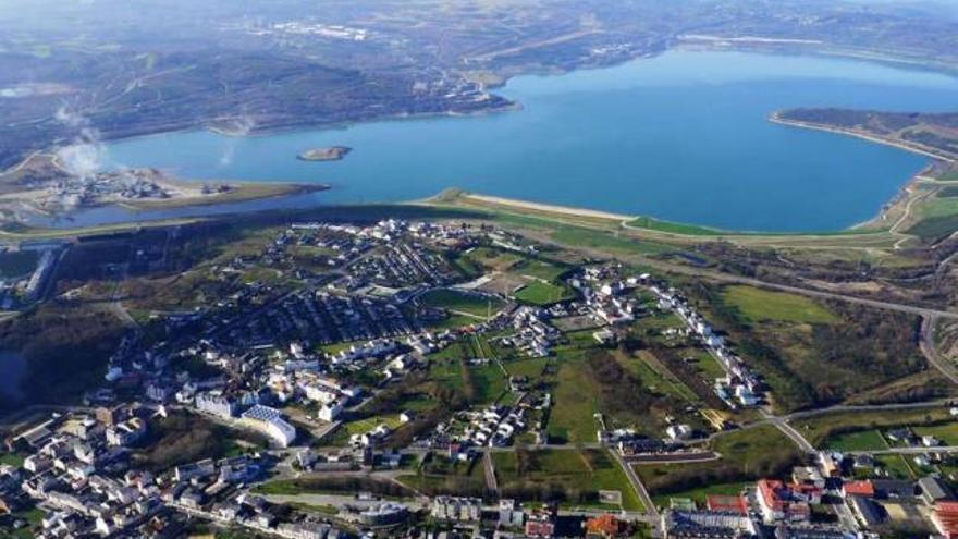 Vista panorámica del lago artificial levantado sobre la vieja mina de lignito de As Pontes. / la opinión