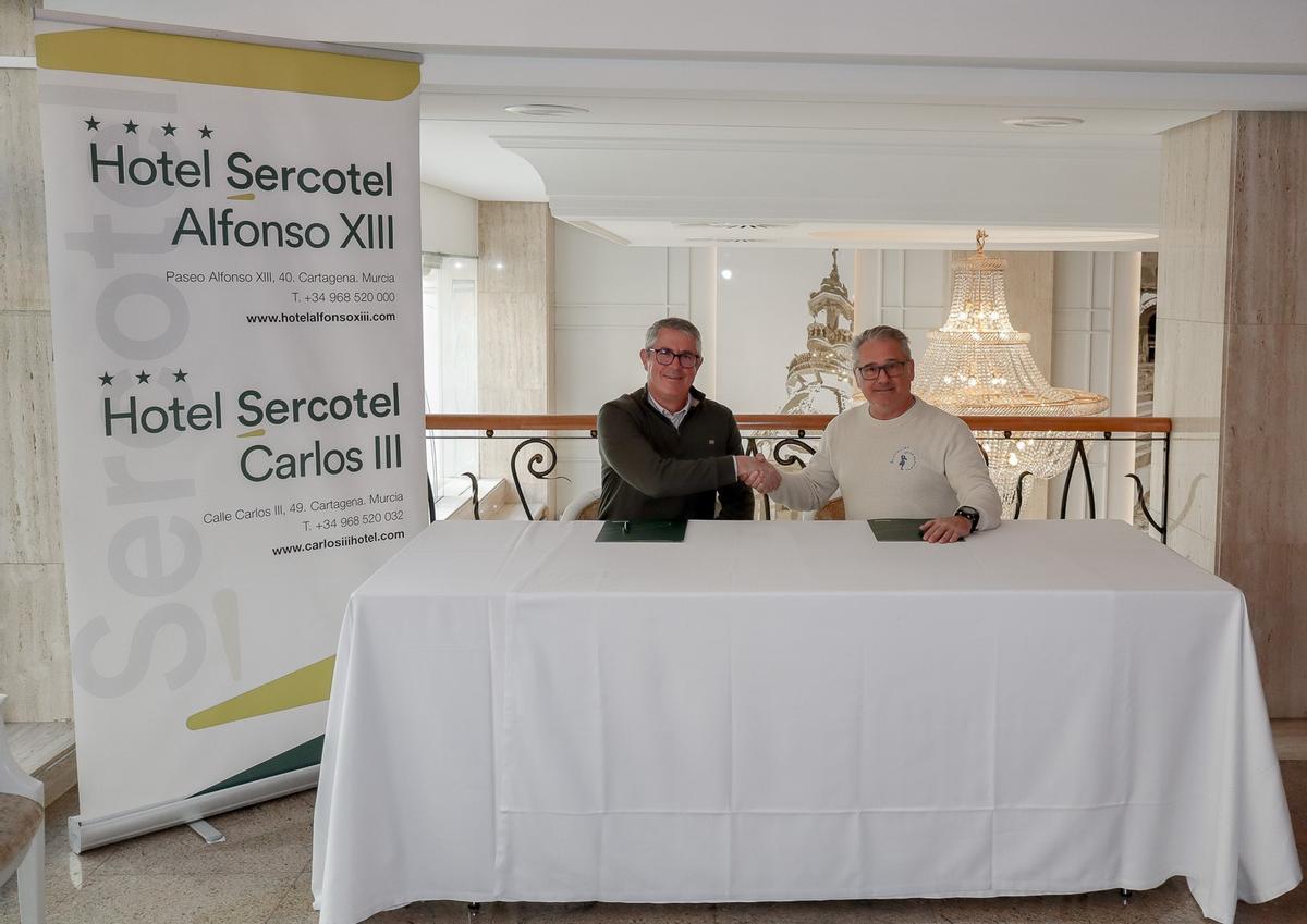 Firma del acuerdo entre el Hotel Sercotel Alfonso XIII (Juan Carlos García) y la Asociación Hippocampus (José Luis Alcaide).