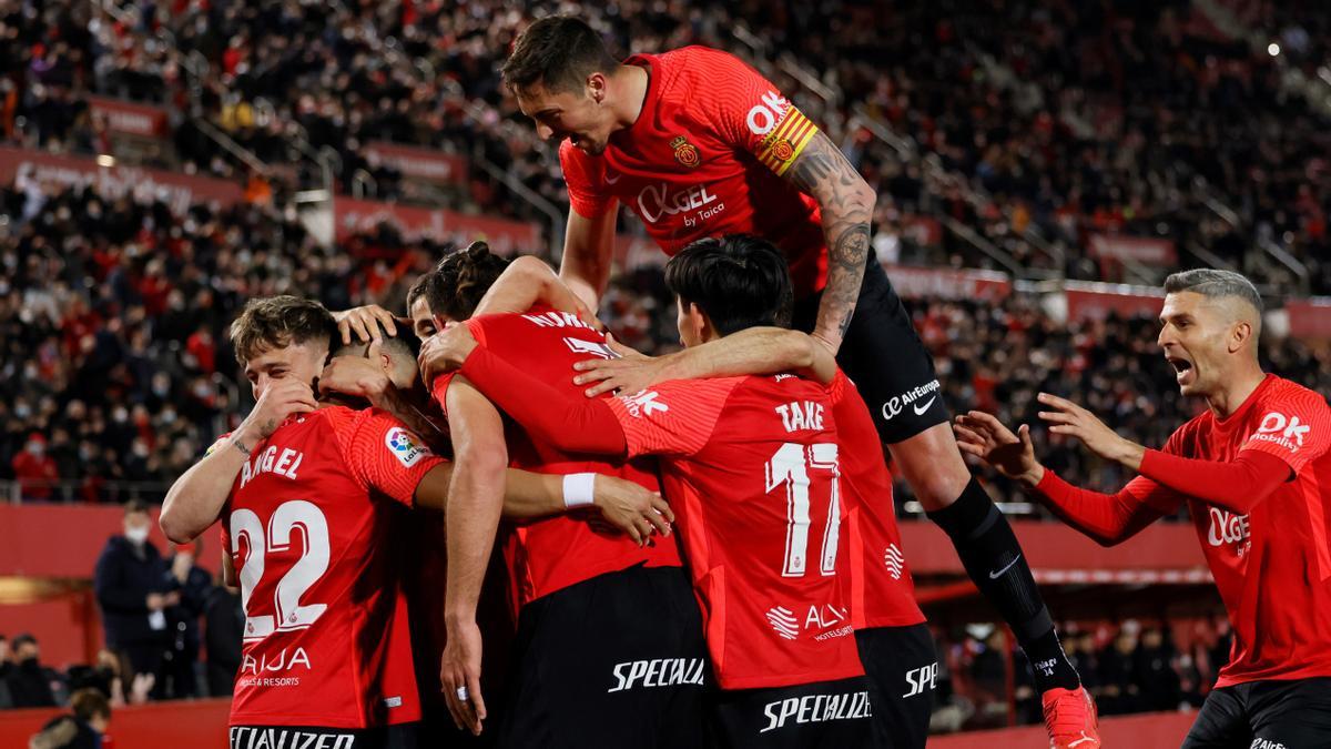 Los jugadores del RCD Mallorca celebran el segundo gol ante el Athletic.