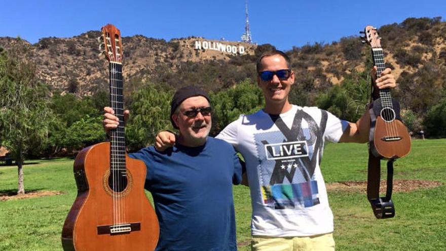 Antonio Toledo y Germán López, guitarra y timple, en Hollywood el pasado año.