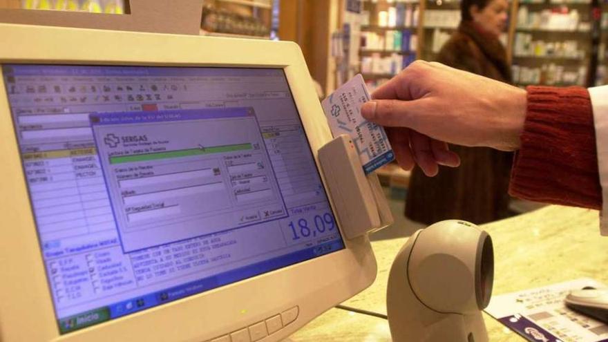 Lectura de datos de una tarjeta sanitaria en una farmacia coruñesa. juan varela