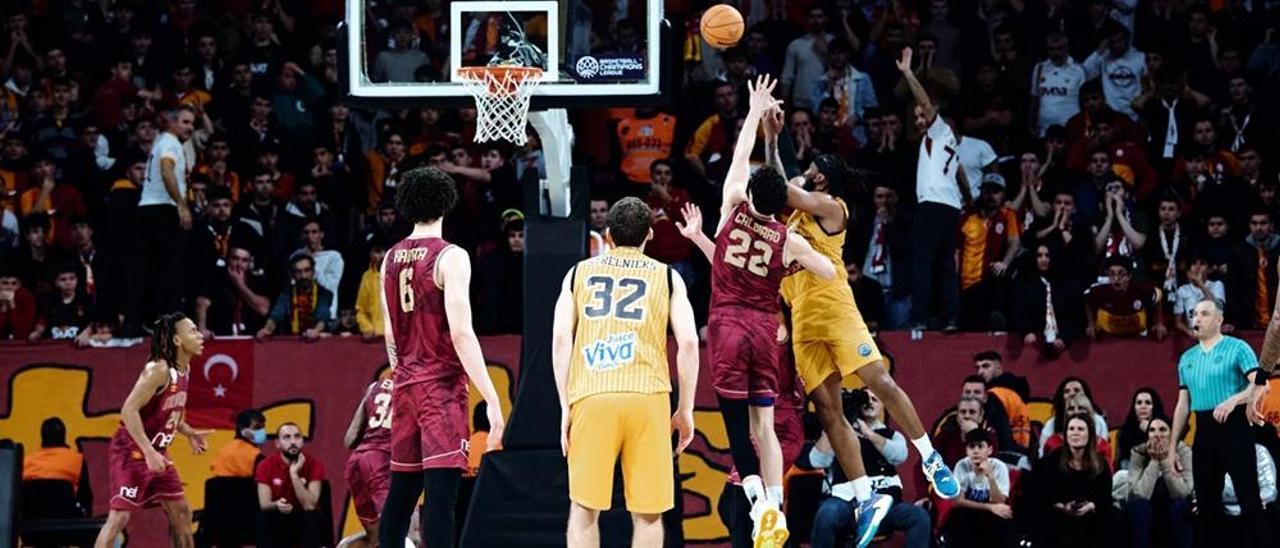 Primer partido entre Galatasaray y AEK en el Round of 16 de la Basketball Champions League.