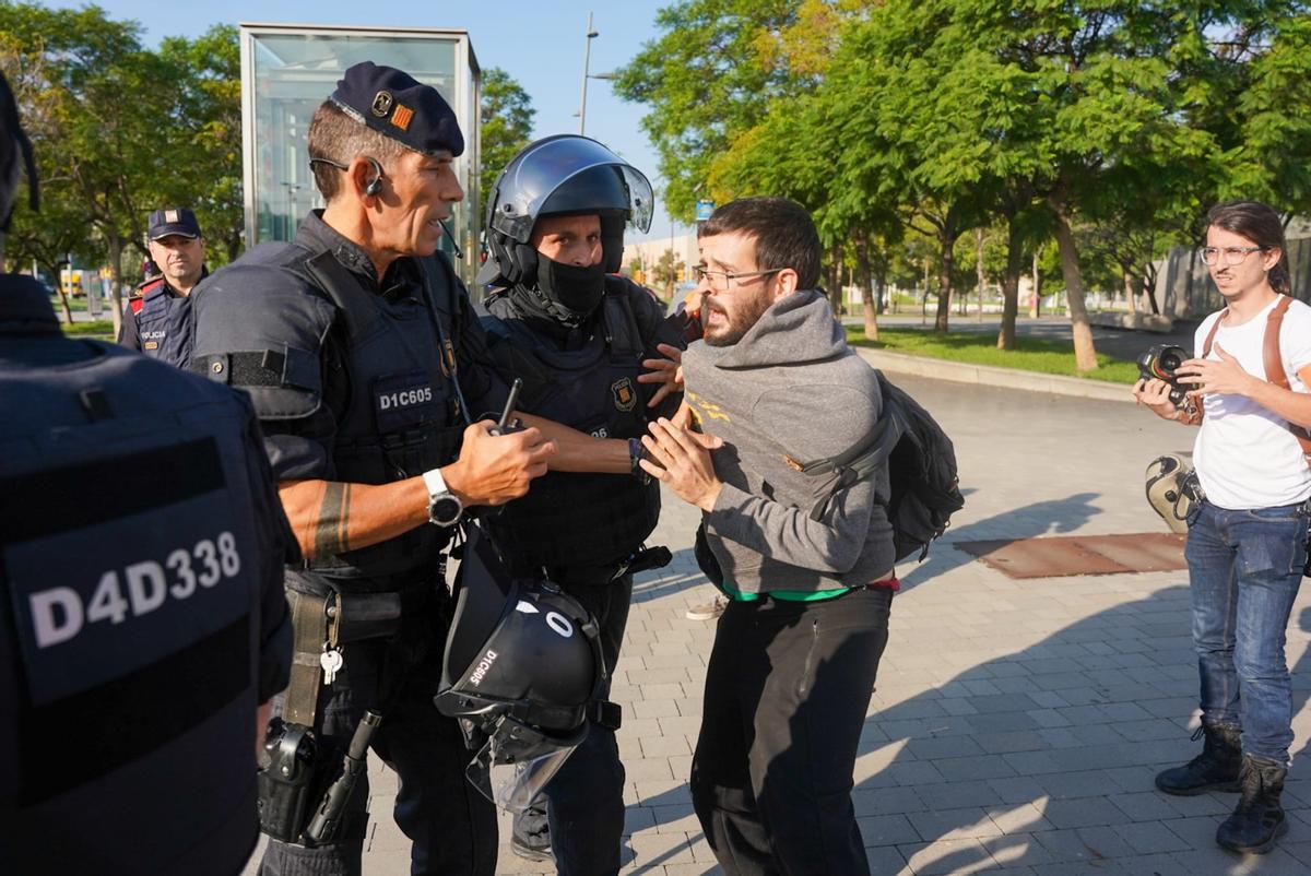 La feria inmobiliaria The District de Barcelona abre entre protestas de activistas