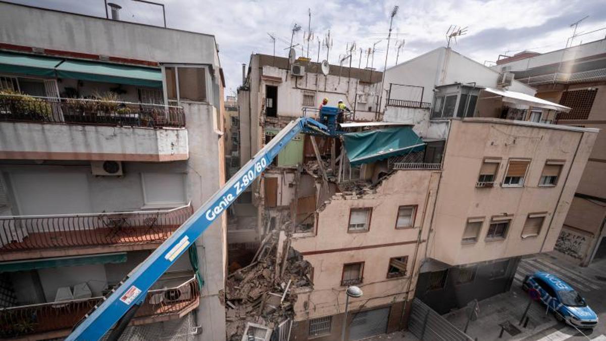 Badalona inicia el derribo del edifico ruinoso de la calle Granada