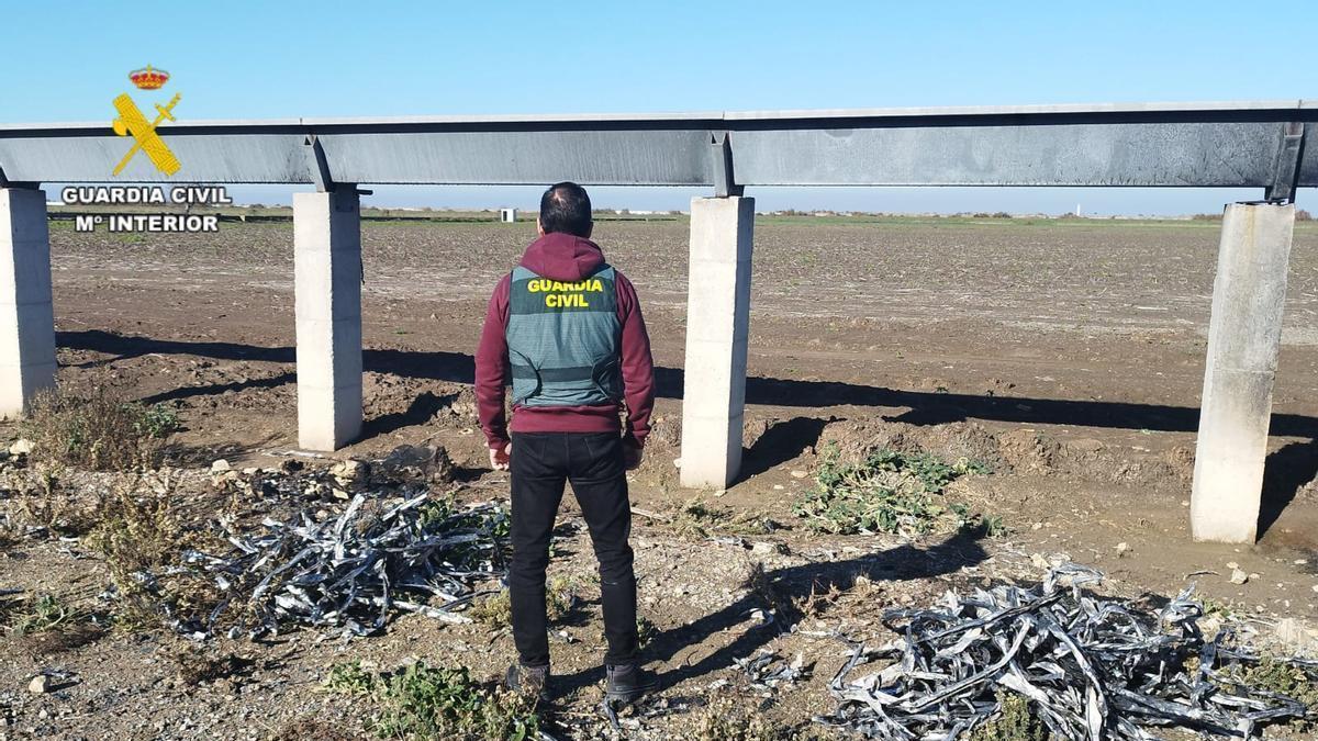 Agente de la Guardia Civil en una de las zonas de sustracción de cable