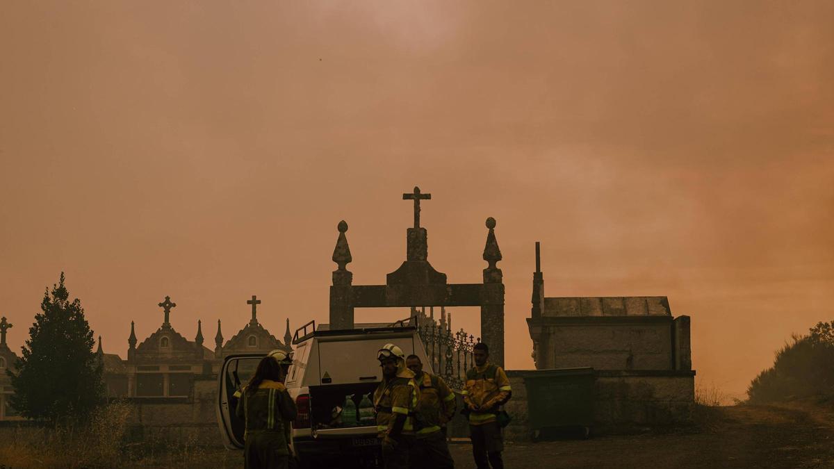 El fuego llegó a cercar el cementerio de la parroquia de Fumaces.