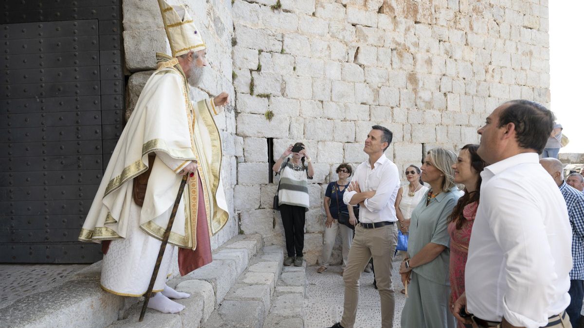 El mismo Papa Luna ha recibido este viernes a la presidenta de la Diputación, Marta Barrachina, en su visita al castillo de Peñíscola.