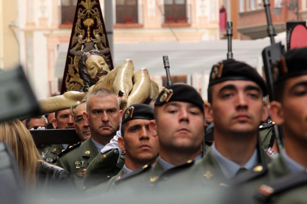 Las imágenes de la Brigada de Paracaidistas trasladando al Cristo de Ánimas por el entorno de la iglesia de San Juan