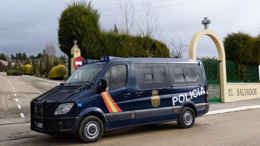 Un furgÃ³n de la PolicÃ­a junto a la funeraria El Salvador.