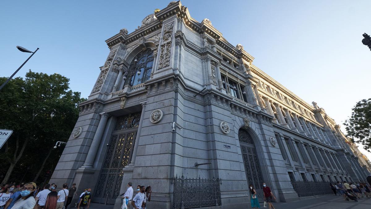 El Banco de España entre la calle de Alcalá y la plaza de Cibeles, a 24 de julio de 2021, en Madrid (España).