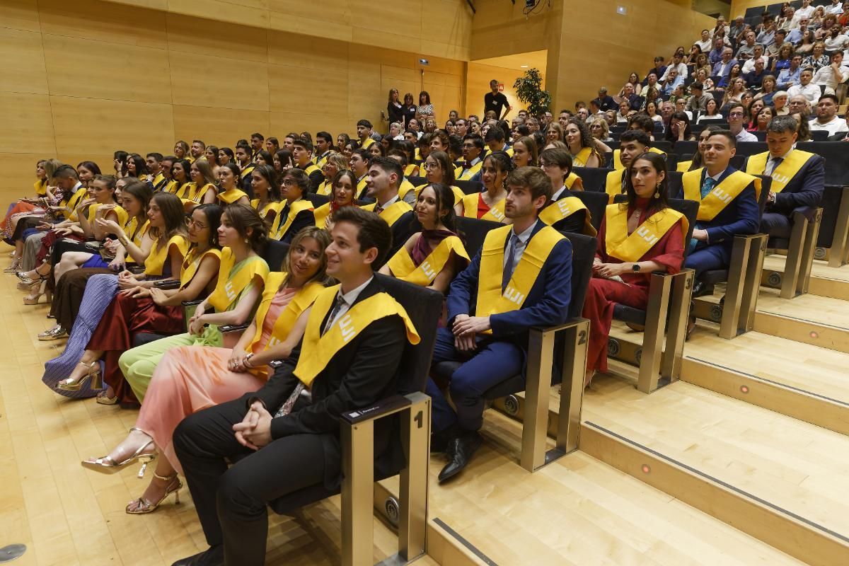 Galería | La Jaume I gradúa a 92 estudiantes de Enfermería y a 84 de Medicina