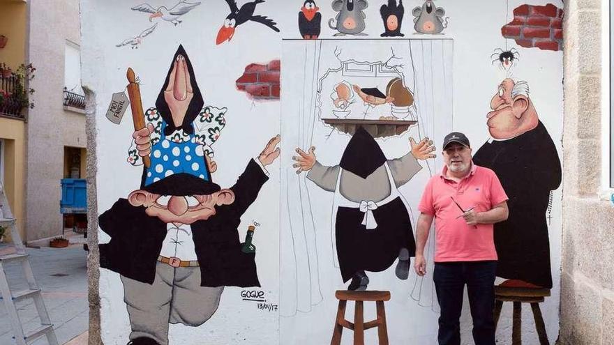 El humorista gallego posa junto al mural de Floreano en O Grove, durante este verano. // FdV