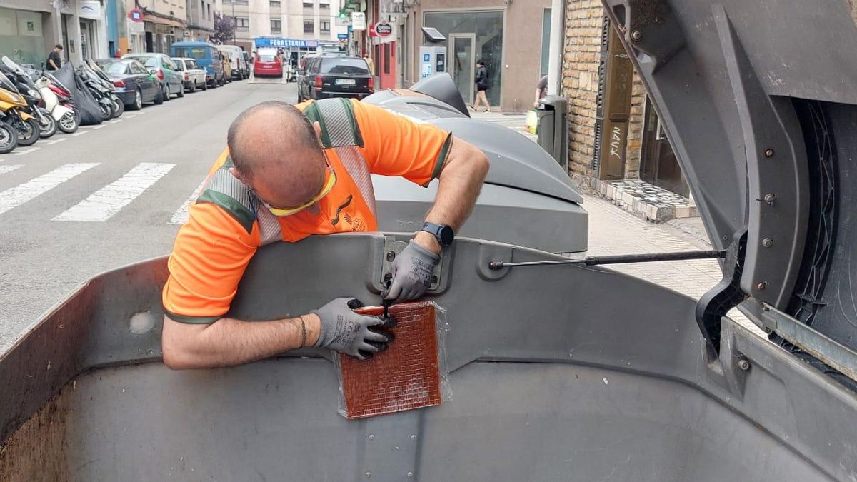Un operario coloca una de las placas antiolor.