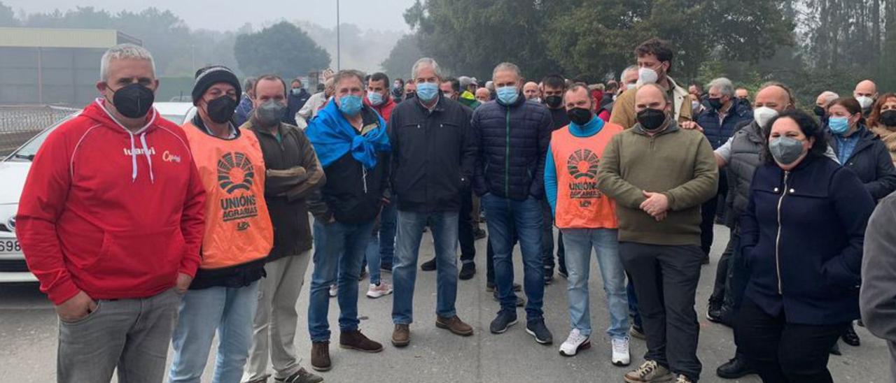 Ganaderos de Tineo, Salas y Valdés, ayer, en la protesta celebrada en Vilalba, en Lugo.