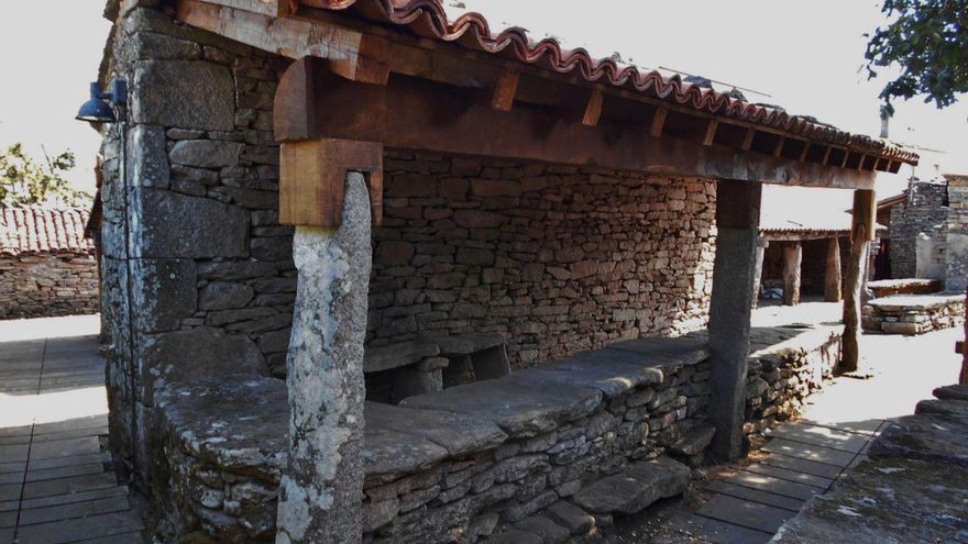 Avanza el acondicionamiento de pendellos. El Concello de Agolada prosigue con los trabajos de recuperación de varios pendellos que se encontraban en mal estado. El resultado está siendo “más que interesante y respetuoso con la historia y razón de ser de nuestro recinto ferial”, apuntan desde la comunidad que defiende la puesta en valor de este conjunto histórico patrimonial. | ÁNGEL UTRERA