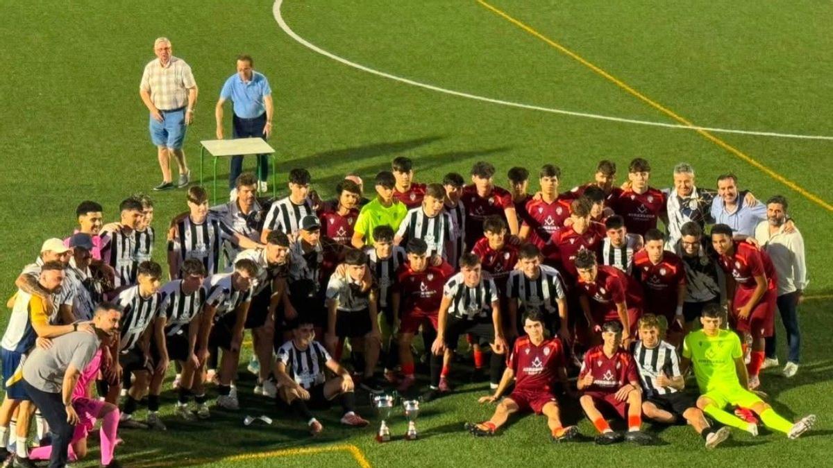 Equipos juvenil A y B del Juanín y Diego tras disputar la final de la Copa Diputación de la pasada temporada.