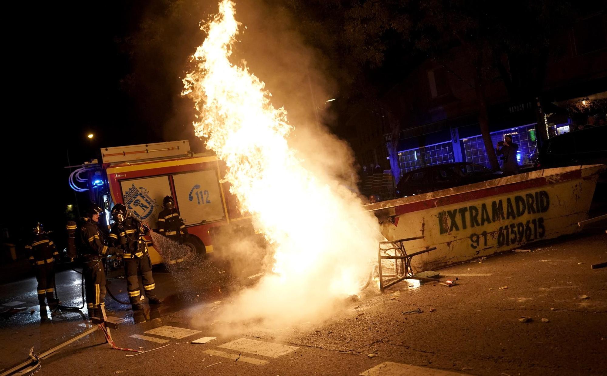 Varios manifestantes claman otra noche más contra la amnistía en varias zonas de Madrid, en imágenes