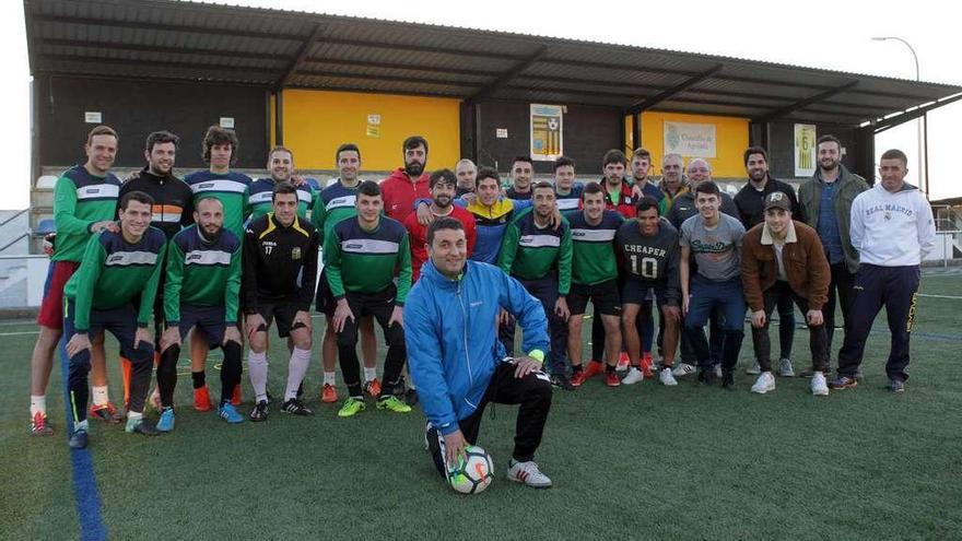 Imagen del equipo dezano en el entrenamiento que realizaron ayer en el campo de Hospitalillo. // Bernabé/Javier Lalín