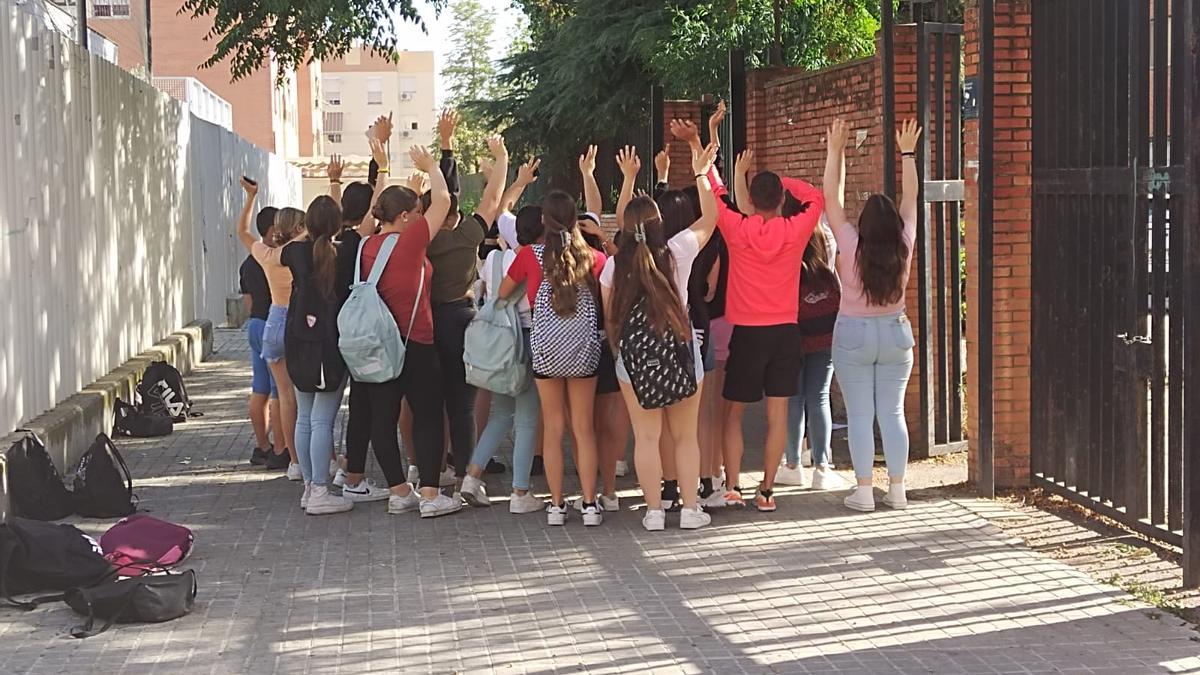 Protesta del alumnado del IES Tartessos (Camas) por el calor en las aulas. A 5 de junio de 2024