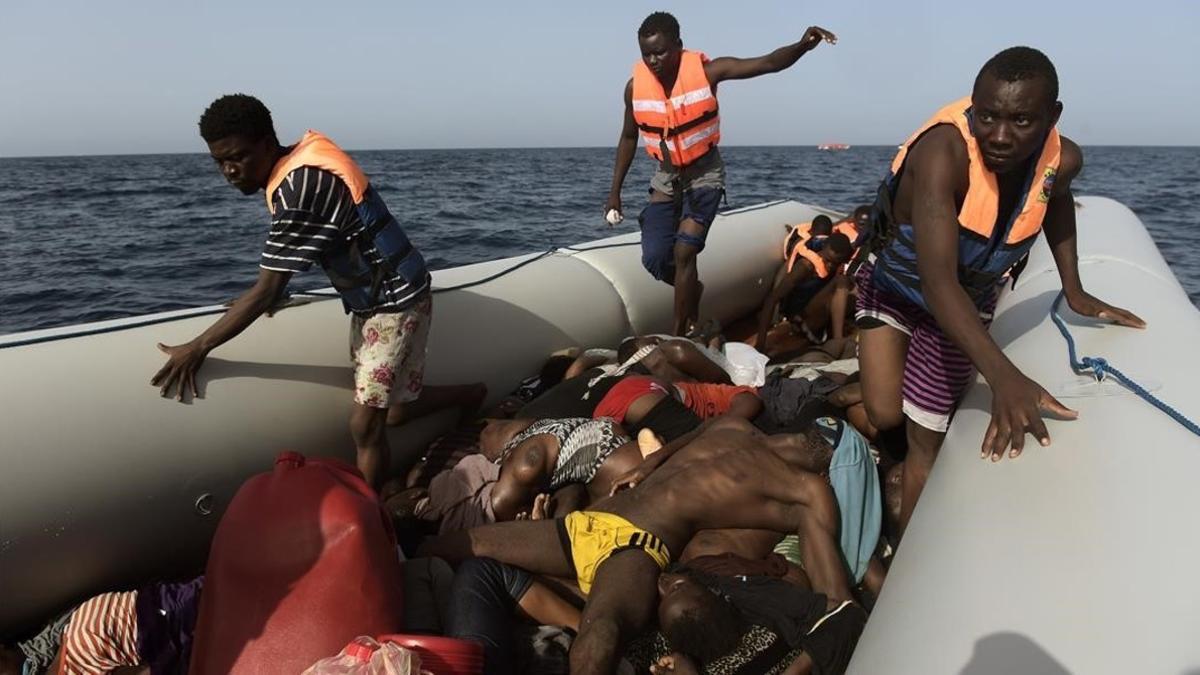 Cadáveres de inmigrantes en una barca neumática remolcada por Proactiva Open Arms, el 4 de octubre del 2016, frente a la costa libia.