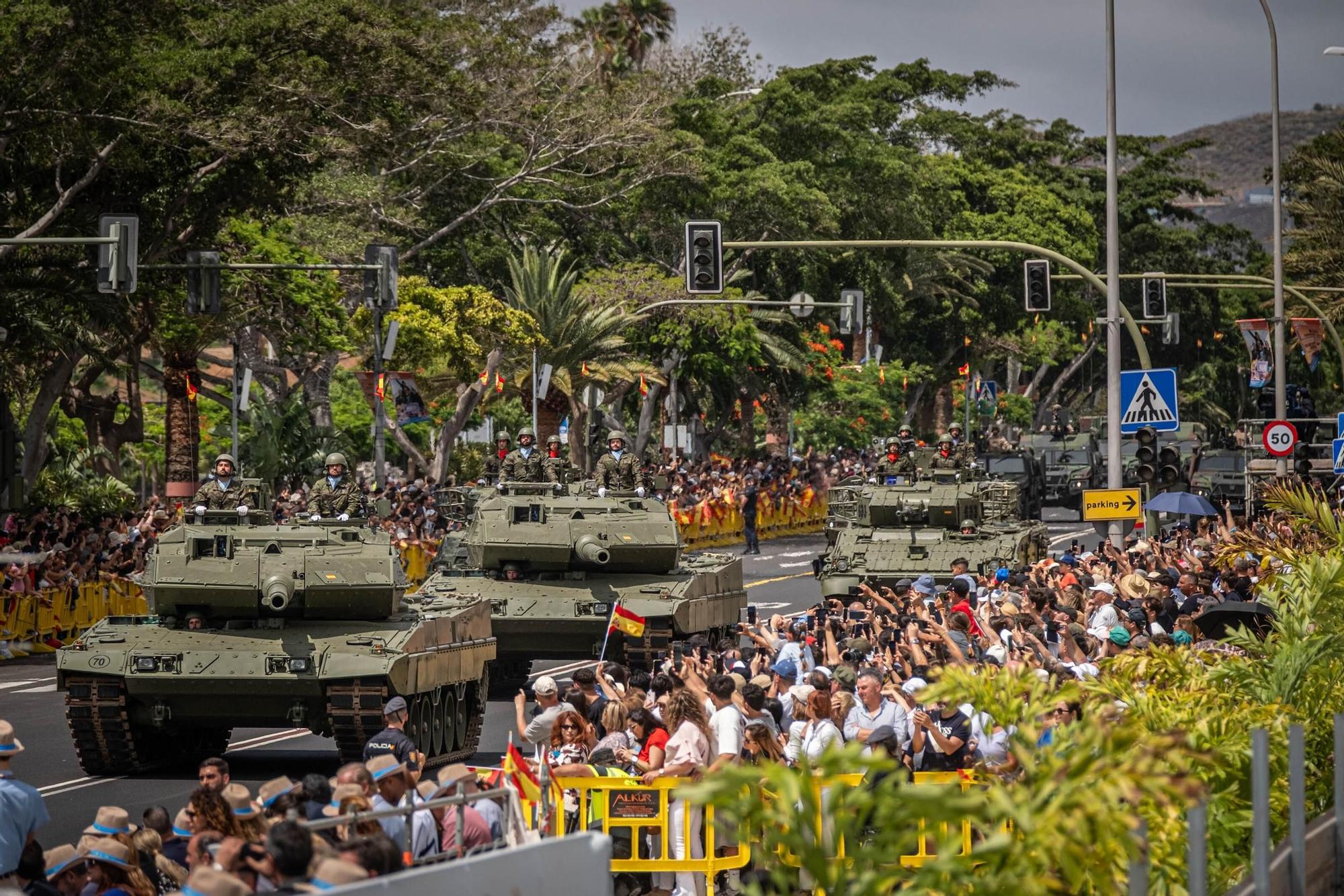 Las mejores imágenes del desfile militar de las Fuerzas Armadas en Tenerife con la presencia de Sus Majestades los Reyes