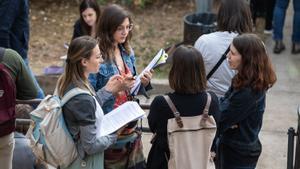 Un grupo de aspirantes a las oposiciones de este sábado, esperando para poder entrar a hacer el exámen en la facultad de Economía de la Universitat de Barcelona (UB).