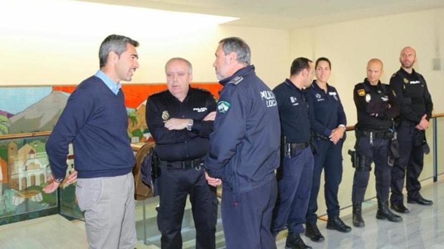 El alcalde de Benalmádena, Víctor Navas, recibió a los agentes portugueses en la Jefatura de la Policía Local.