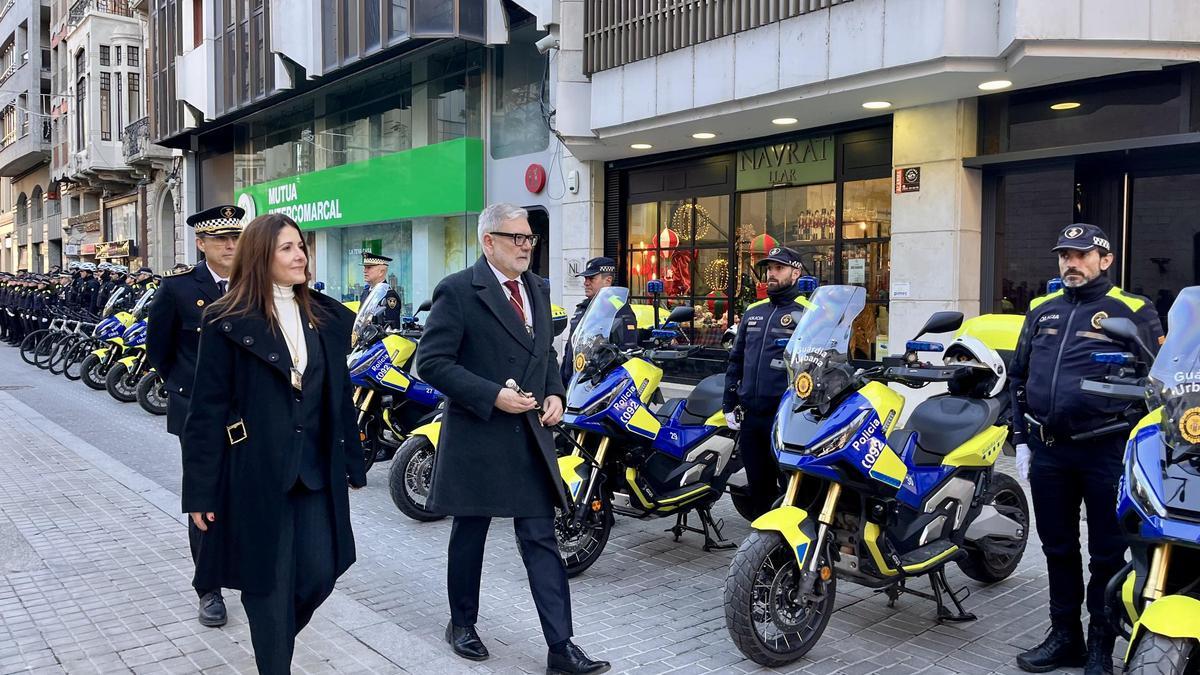 El alcalde, Fèlix Larrosa, y la teniente de alcalde Cristina Morón pasando revista a los efectivos policiales