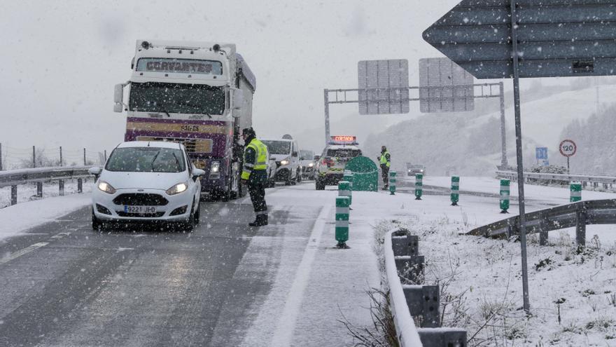La nieve obliga a cortar la A-6 en As Nogais e impide la circulación de camiones en Pedrafita