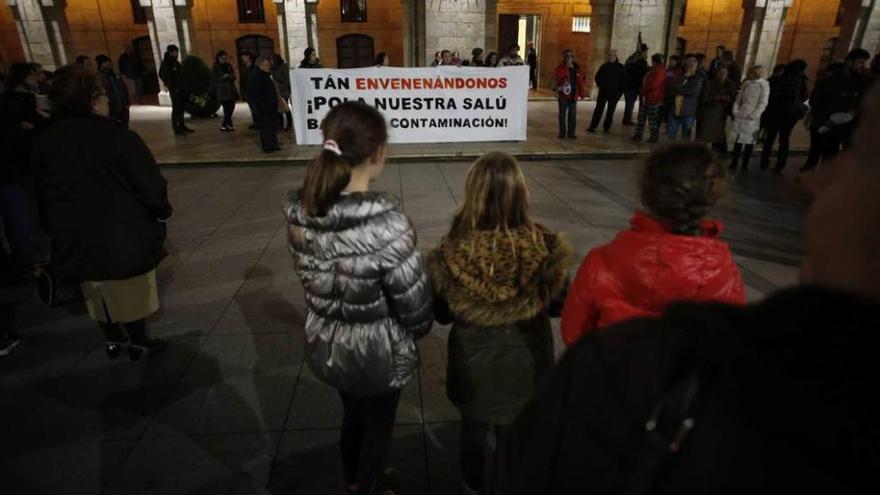 Asistentes, ayer, a la concentración en la plaza del Ayuntamiento.