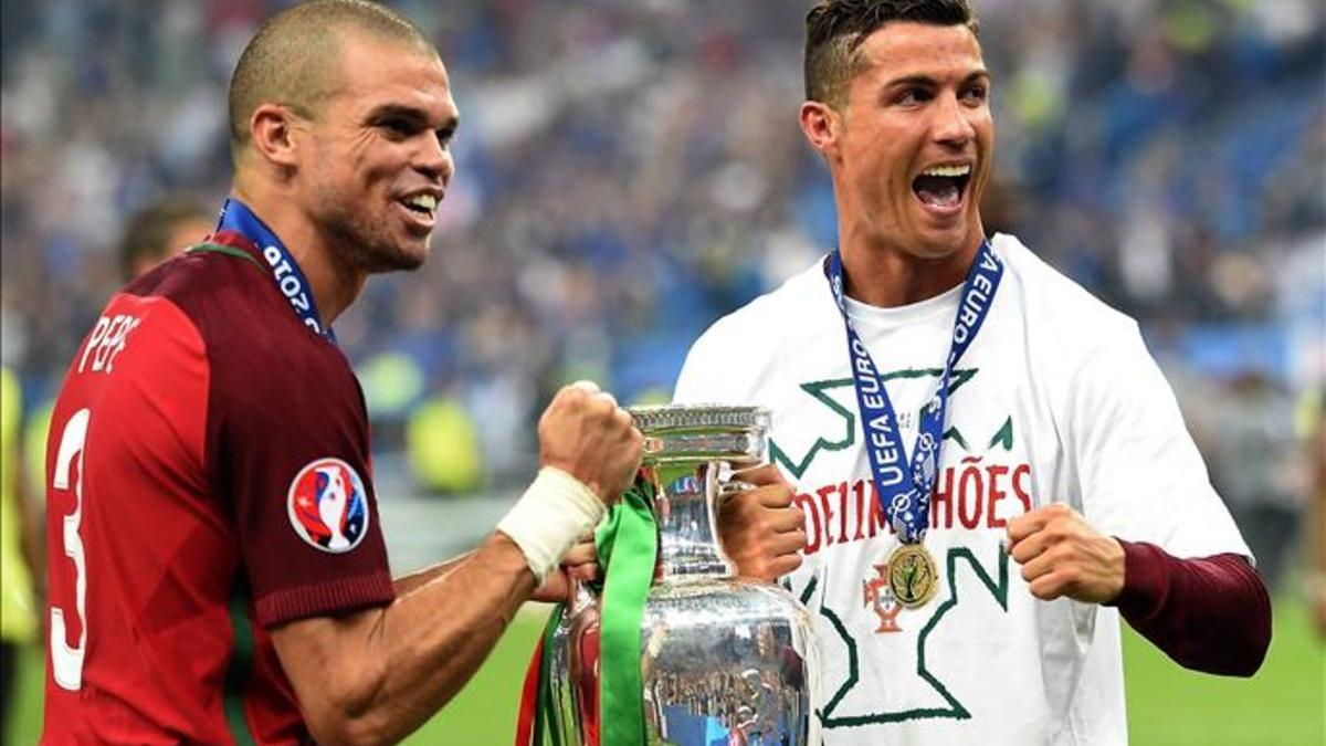 Pepe y Cristiano Ronaldo, posando con el trofeo conquistado