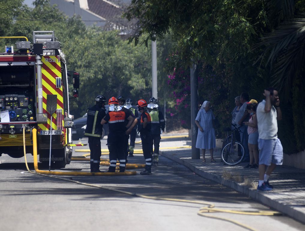 Las imágenes del incendio que ha obligado a desalojar un convento en Guadalupe