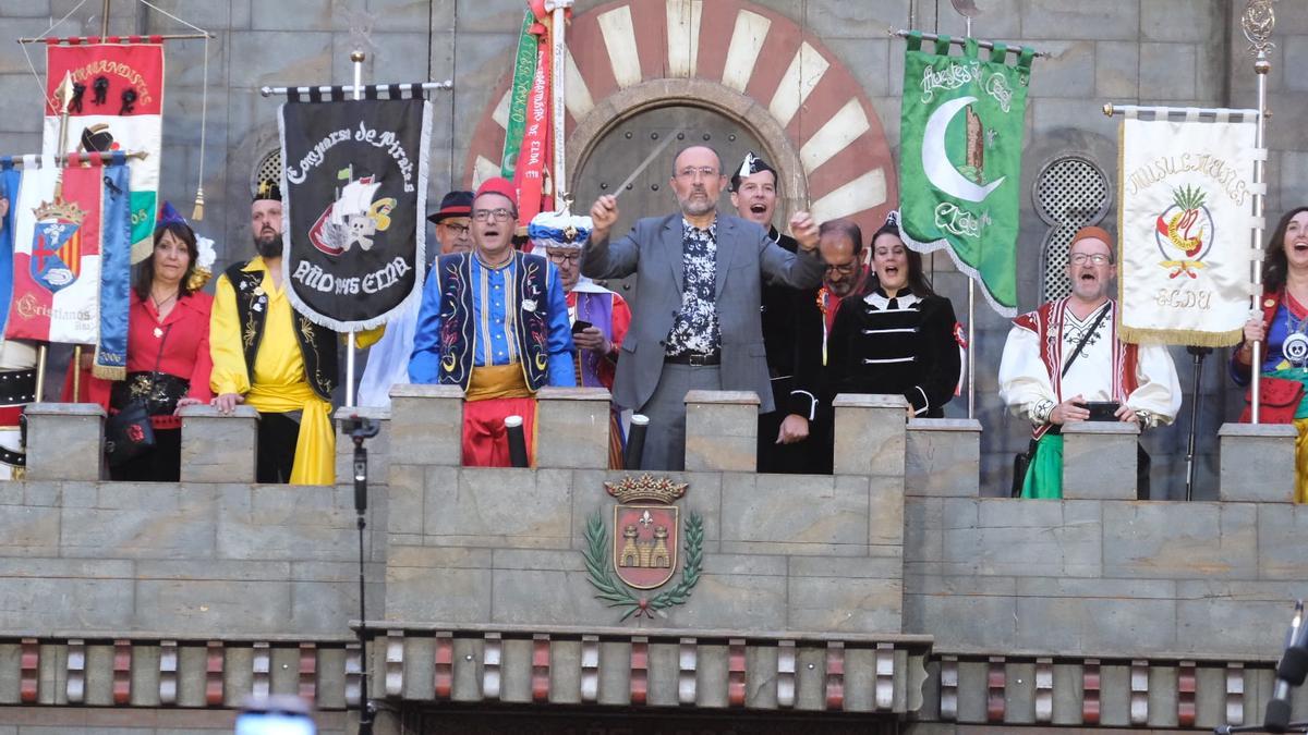 El compositor valenciano Azael Tormo Muñoz dirigiendo el pasodoble Idella desde el castillo de Embajadas.