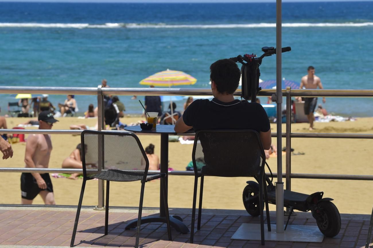 Ambiente de la Playa de Las Canteras el día de San Juan