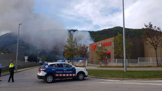 Foc a tocar d'una benzinera a Olot