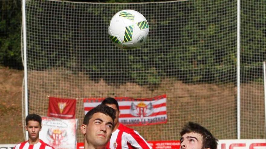 Claudio y Chiqui Piquero pelean por hacerse con el balón.