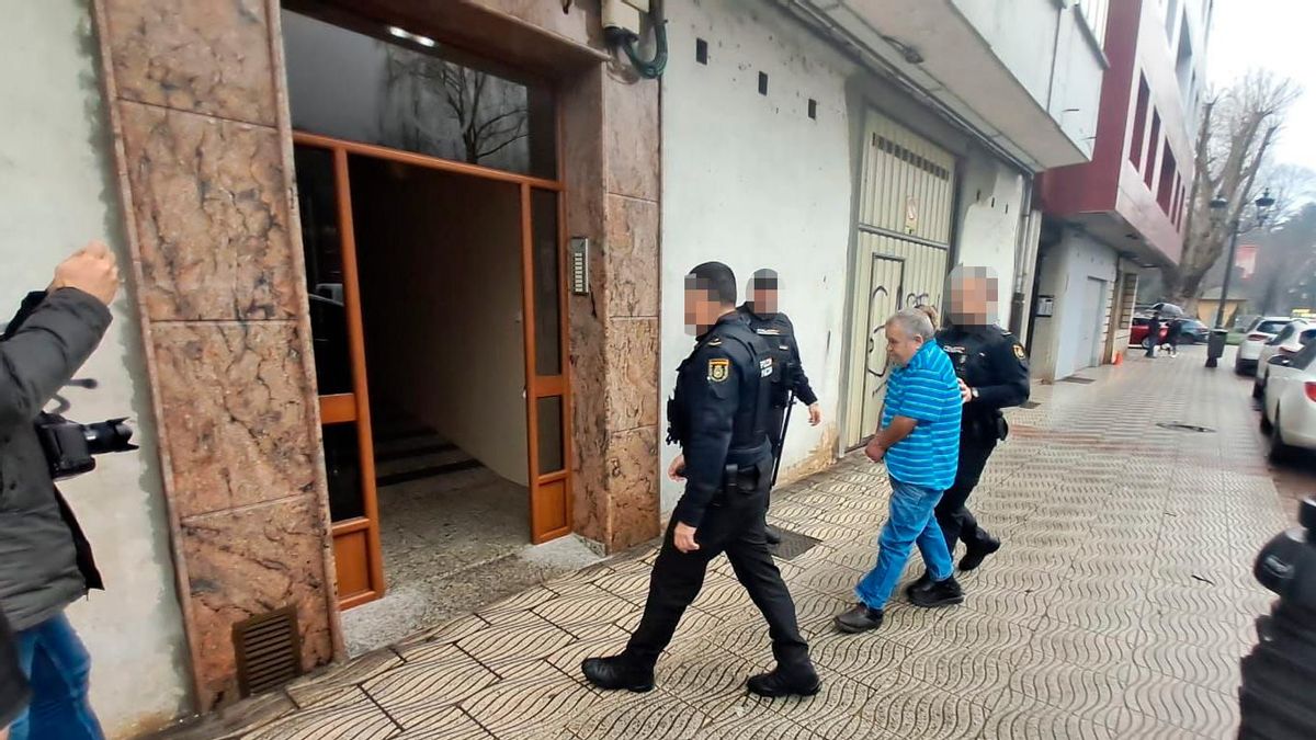 El presunto asesino entra en la vivienda en la que se produjo el crimen.