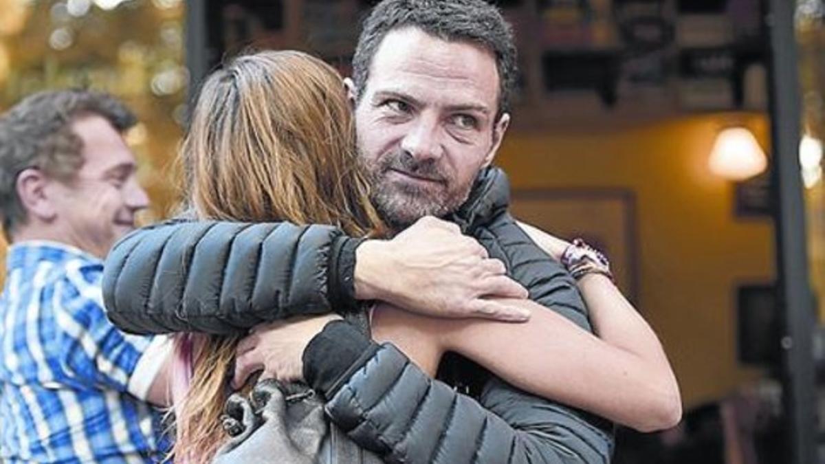 Alegría 8 Kerviel celebra su salida de la prisión.