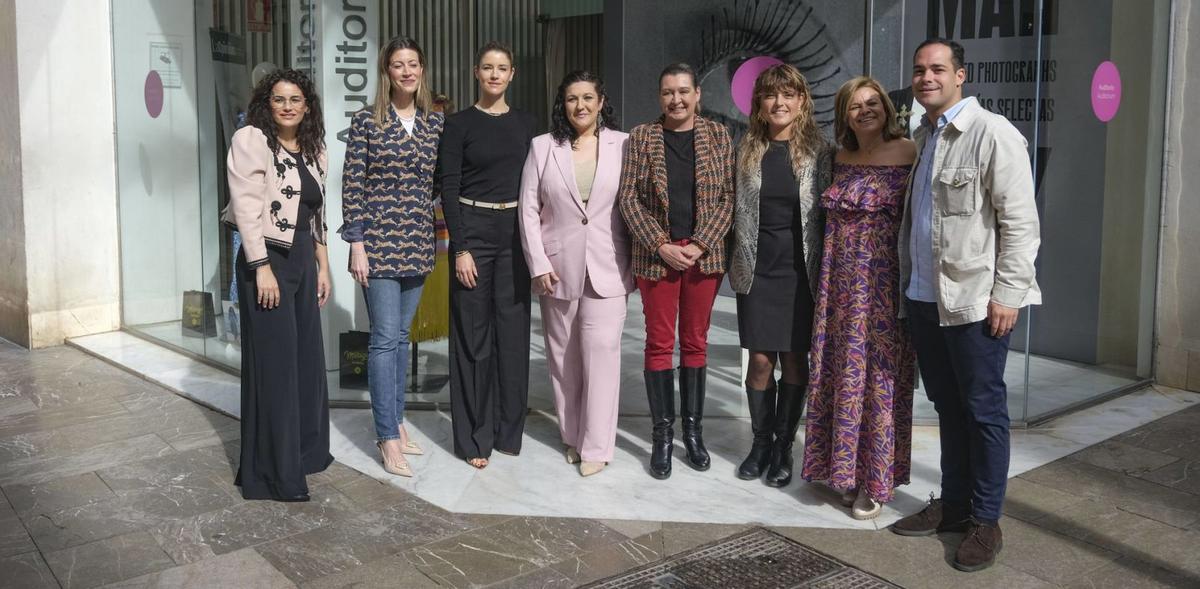 Ponentes e invitados a las mesas redondas posaron con Esperanza González, responsable de Málaga de Moda | FRANCIS SILVA