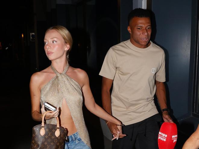 Ester Expósito y Mbappé se muestran más enamorados que nunca durante una cita por Madrid