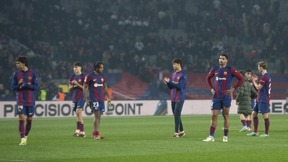 Los jugadores azulgranas, abatidos, al final del Barça-Villarreal.