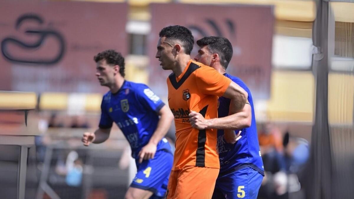 Kevin García marca a un delantero del Torrent