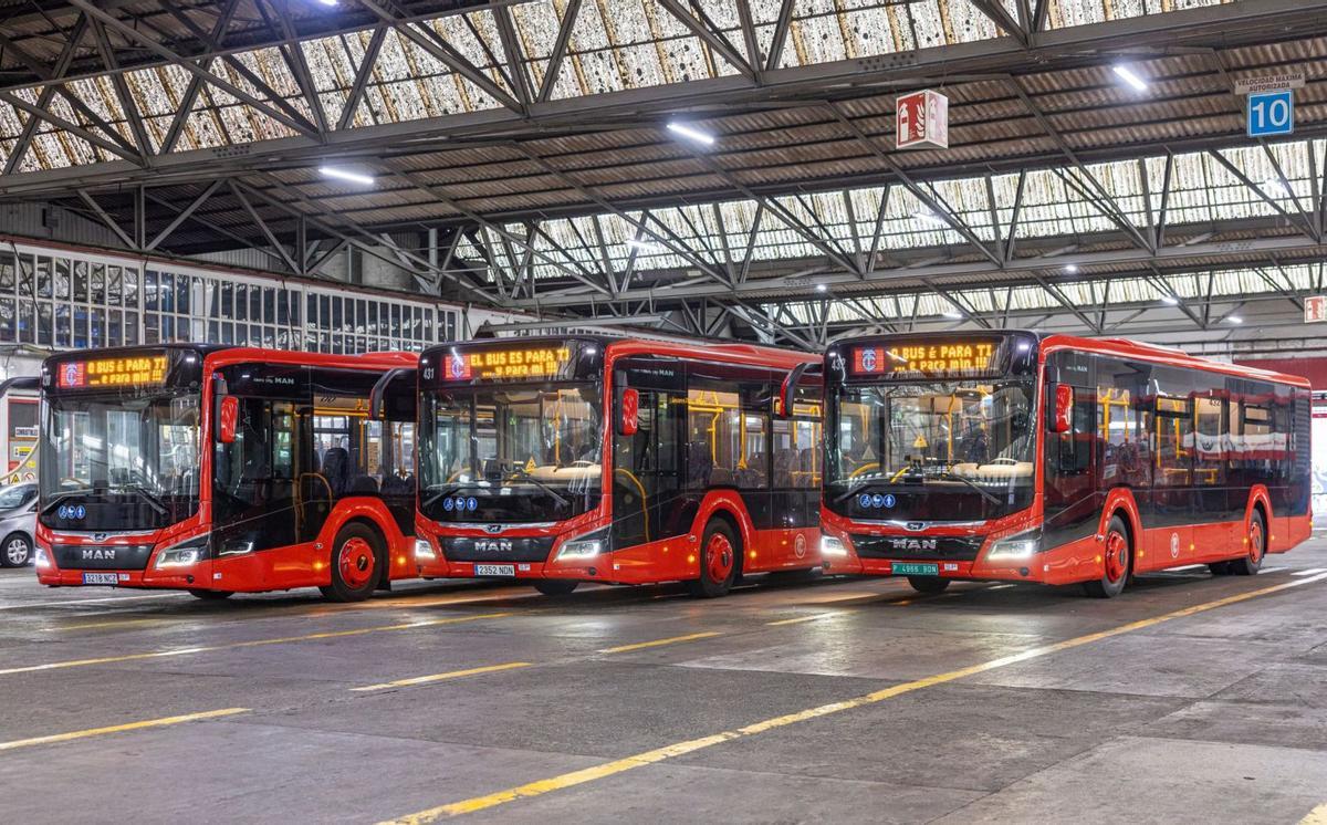 Tres autobuses de la Compañía de Tranvías en Cocheras