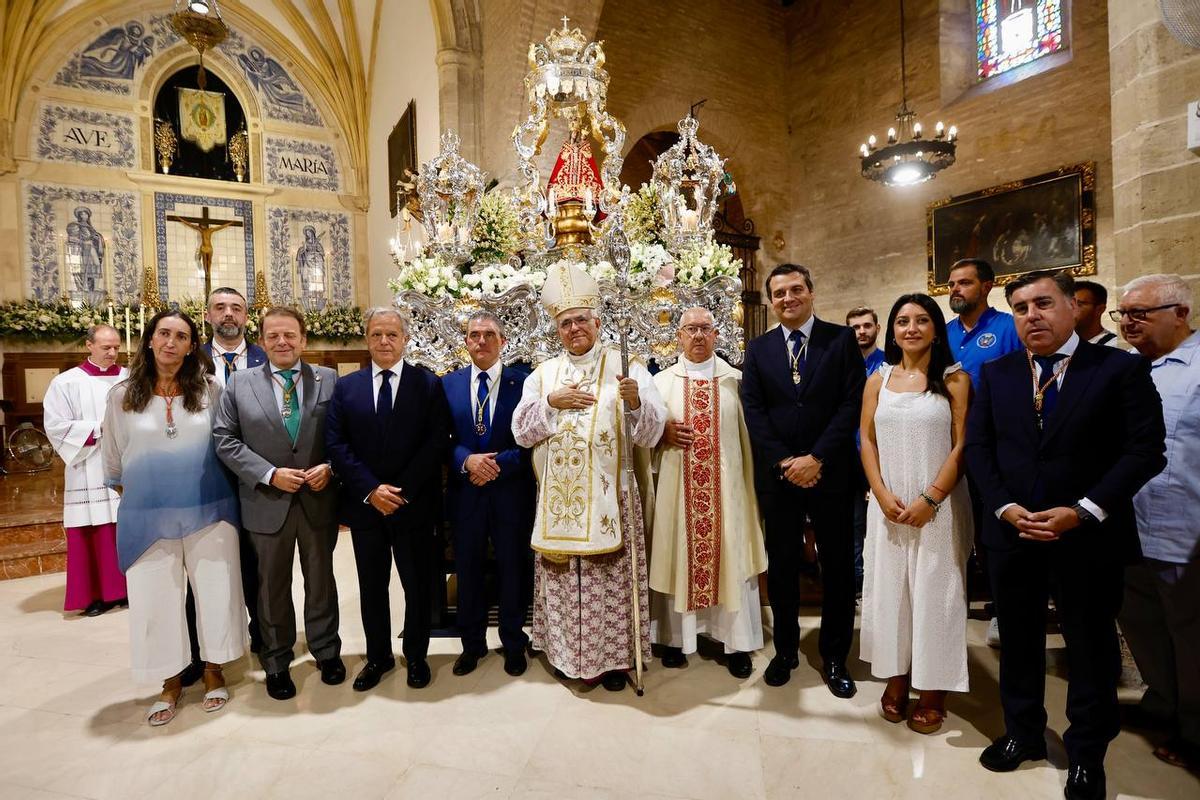 Autoridades políticas y eclesiásticas frente a la Virgen de la Fuensanta.