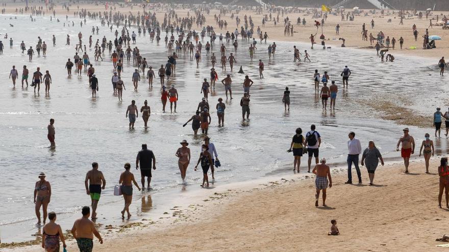 Playa de San Lorenzo, en Gijón.