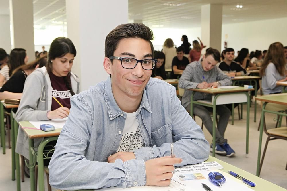 Alumnos se examinan de la PAU en Gijón