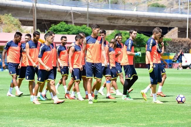 Entrenamiento de la UD Las Palmas en Barranco ...