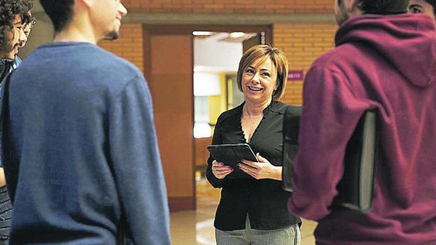 Rosa Aguilar, rectora de la Universidad de La Laguna, conversa con varios alumnos.